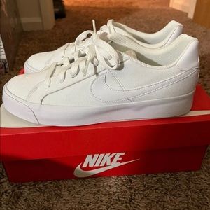 Womens Nike canvas tennis shoe